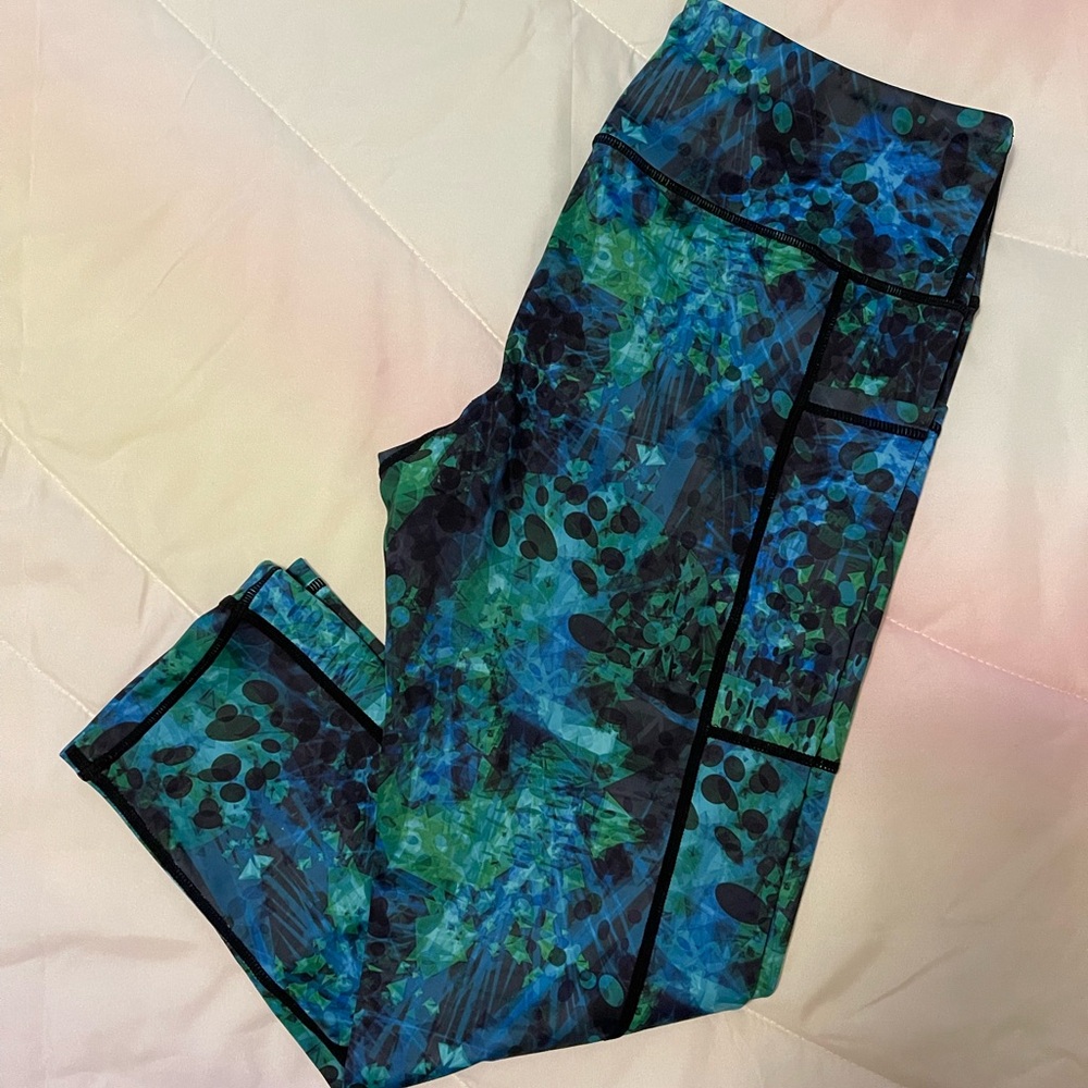 EUC CVG Capris - Medium